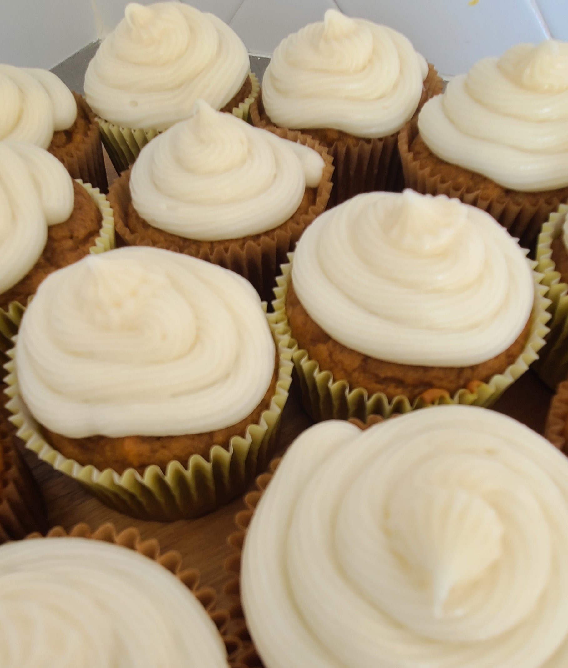 frosted pumpkin spice cupcakes